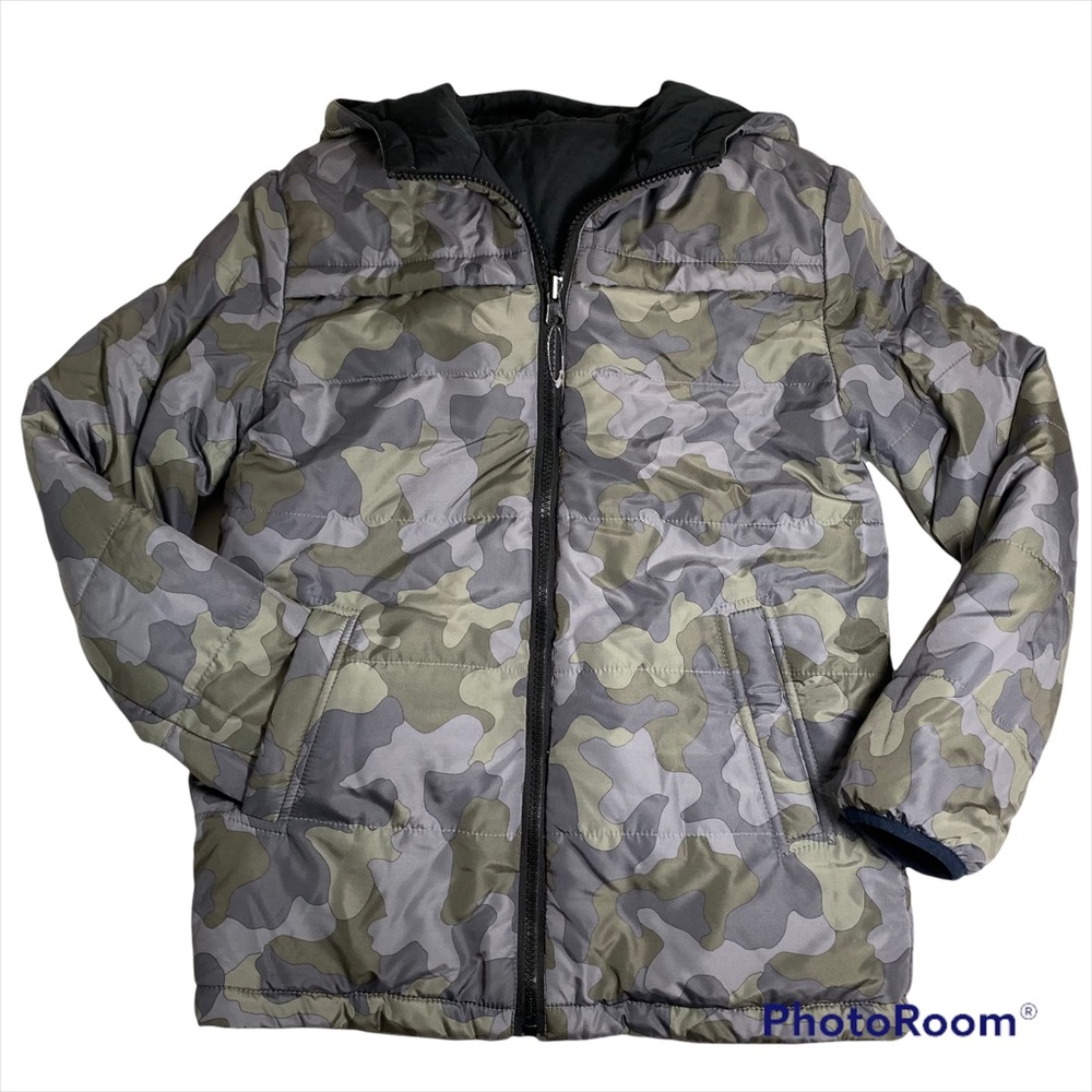 NWOT 🆕 reversible Camouflage/ solid black puffer jacket with hood Size 10